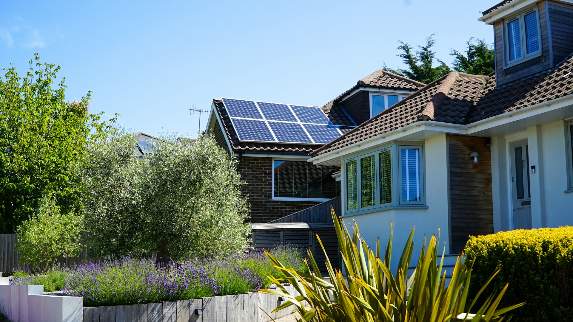 Poser des panneaux solaires sur le toit des bureaux, est-ce rentable ?